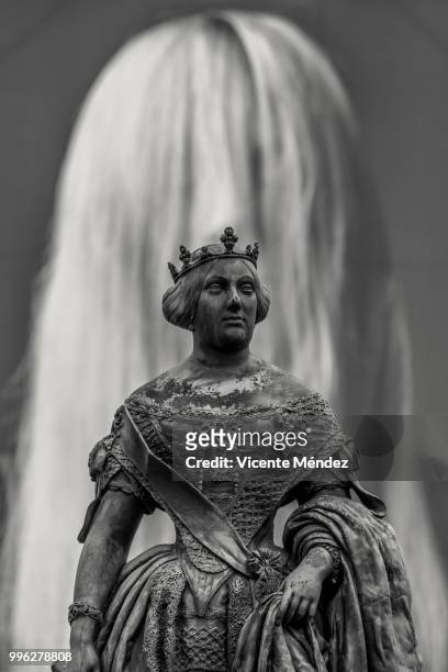 statue of queen elizabeth ii - vicente méndez fotografías e imágenes de stock