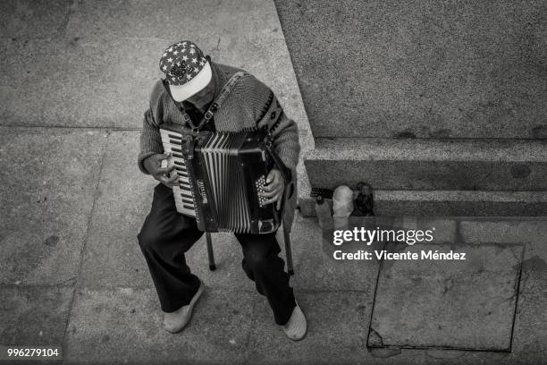 asking for alms with the accordion - accordionist - fotografias e filmes do acervo