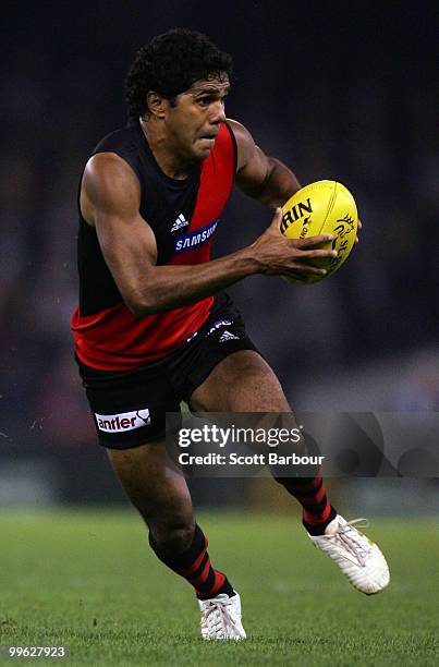 Alwyn Davey of the Bombers runs with the ball during the round eight AFL match between the St Kilda Saints and the Essendon Bombers at Etihad Stadium...