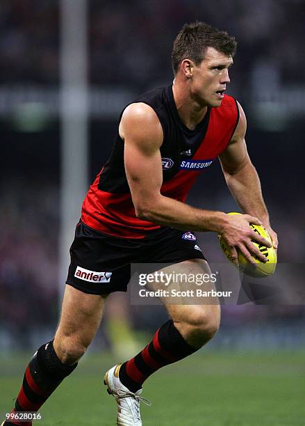 David Hille of the Bombers runs with the ball during the round eight AFL match between the St Kilda Saints and the Essendon Bombers at Etihad Stadium...