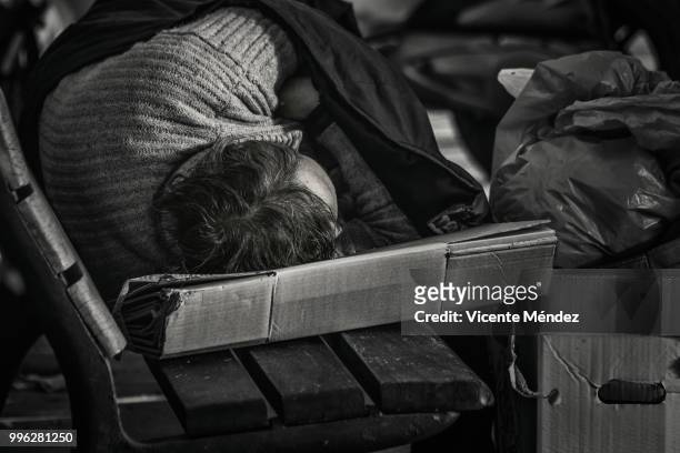 sleeping on the street with a cardboard pillow - vicente méndez fotografías e imágenes de stock