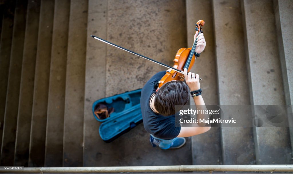Straat muzikant spelen viool