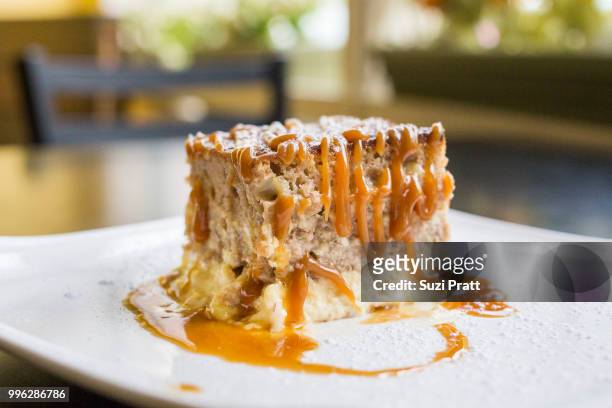 bread pudding at hasr bistro, honolulu hawaii - suzi pratt stock pictures, royalty-free photos & images