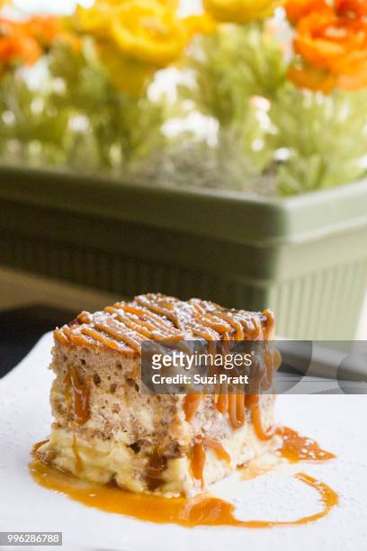 bread pudding at hasr bistro, honolulu hawaii - suzi pratt stock pictures, royalty-free photos & images