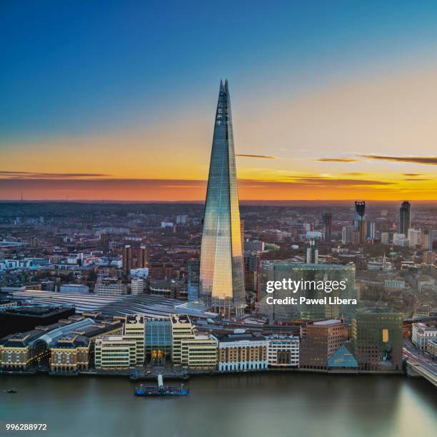 aerial view on london skyline with the shard at sunset. - liberar stock-fotos und bilder