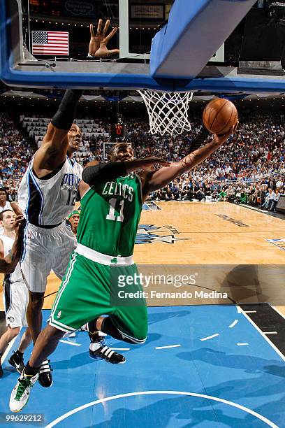 Glen Davis of the Boston Celtics shoots against Dwight Howard of the Orlando Magic in Game One of the Eastern Conference Finals during the 2010 NBA...