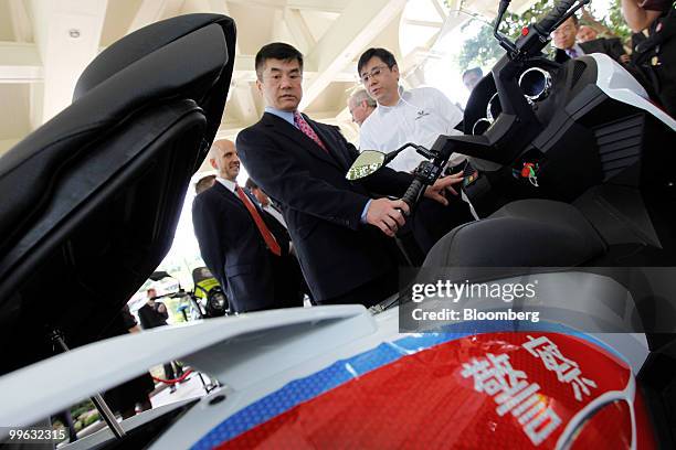 Commerce Secretary Gary Locke, in red tie, inspects electric vehicles in Hong Kong, China, on Monday, May 17, 2010. GreenTech Automotive Inc.,...