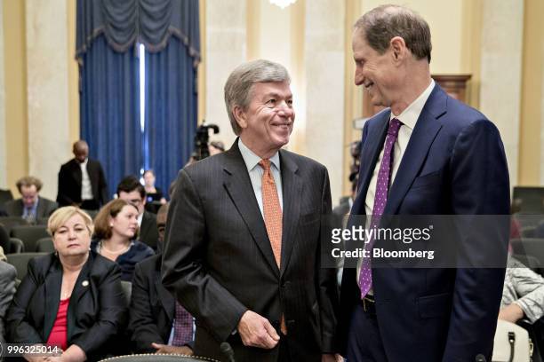 Senator Roy Blunt, a Republican from Missouri and chairman of the Senate Rules and Administration Committee, center, talks to Senator Ron Wyden, a...