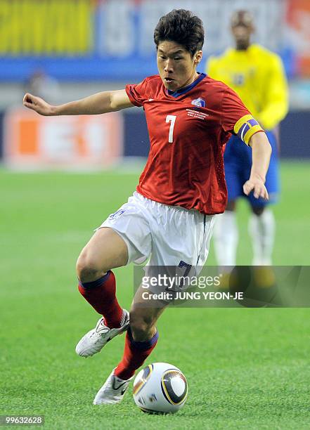South Korea's Park Ji-Sung controls the ball against Ecuador during a friendly football match in Seoul on May 16, 2010 ahead the participation to the...