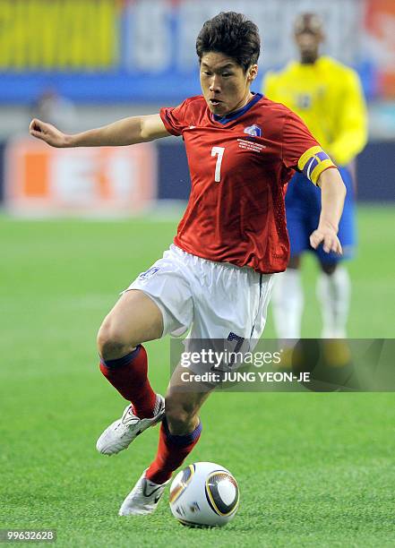 South Korea's Park Ji-Sung controls the ball against Ecuador during a friendly football match in Seoul on May 16, 2010 ahead the participation to the...