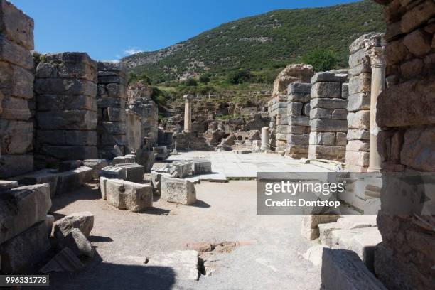 antiguas ruinas griegas contra el cielo azul - lo celso fotografías e imágenes de stock