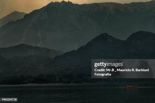 navegando en la humareda, by mauricio barbiani - fotografía stock-fotos und bilder