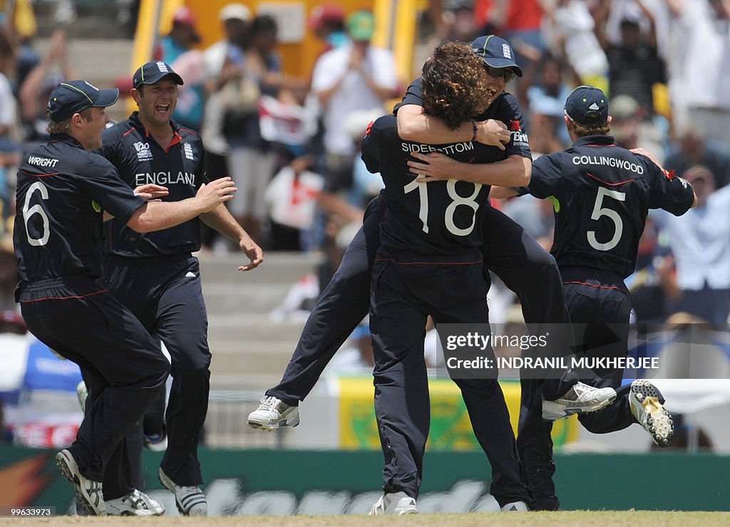 England cricketers Graeme Swann(2R) alon