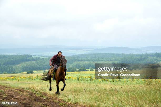 young roma men (gypsies) participating in a horse competition during the traditional national festivity in the neighborhood of baba kondu in the municipality of targovishte, bulgaria - national career fairs imagens e fotografias de stock