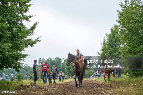 young roma men (gypsies) participating in a horse competition during the traditional national festivity in the neighborhood of baba kondu in the municipality of targovishte, bulgaria - pavel gospodinov 個照片及圖片檔