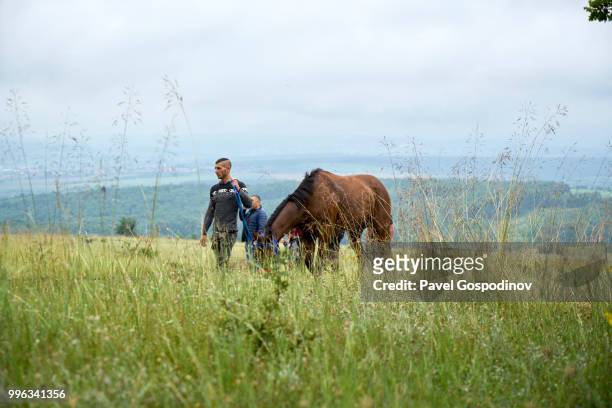 young roma men (gypsies) participating in a horse competition during the traditional national festivity in the neighborhood of baba kondu in the municipality of targovishte, bulgaria - pavel gospodinov 個照片及圖片檔