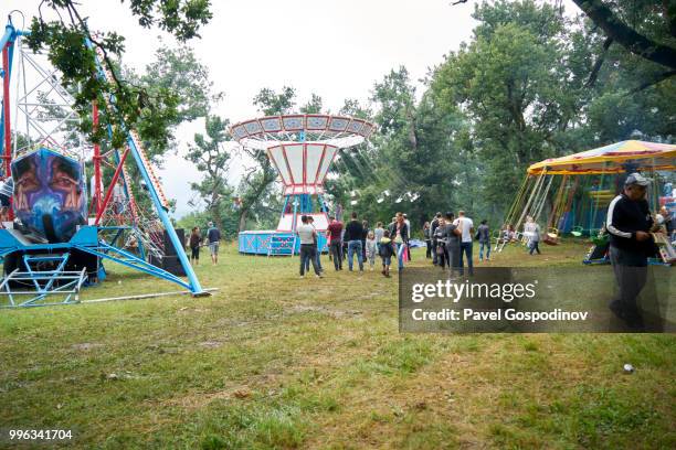 christian and muslim romanies (gypsies), ethnic turks and bulgarians entertaining at a primitive amusement park during the traditional national festivity in the neighborhood of baba kondu in the municipality of targovishte, bulgaria - pavel gospodinov 個照片及圖片檔