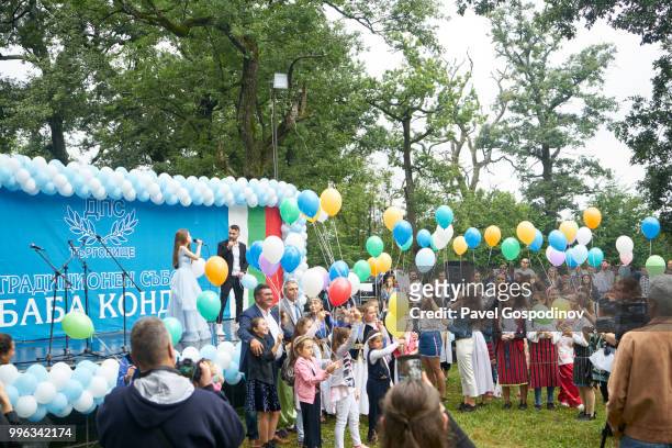 the leaders of the movement for rights and freedoms (ethnic turkish party) celebrating with children and other participants during the traditional national festivity in the neighborhood of baba kondu in the municipality of targovishte, bulgaria - baba stockfoto's en -beelden