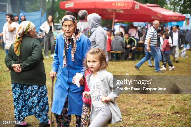christian and muslim romanies (gypsies), ethnic turks and bulgarians having fun together during the traditional national festivity in the neighborhood of baba kondu in the municipality of targovishte, bulgaria - baba stockfoto's en -beelden