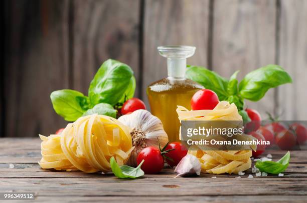 fresh tomato, basil, olive oil pasta - tomato pasta stock pictures, royalty-free photos & images