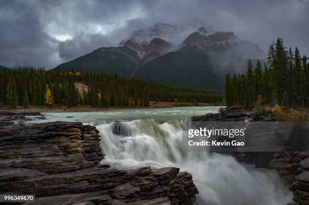 athabasca falls, canada - gao region photos et images de collection