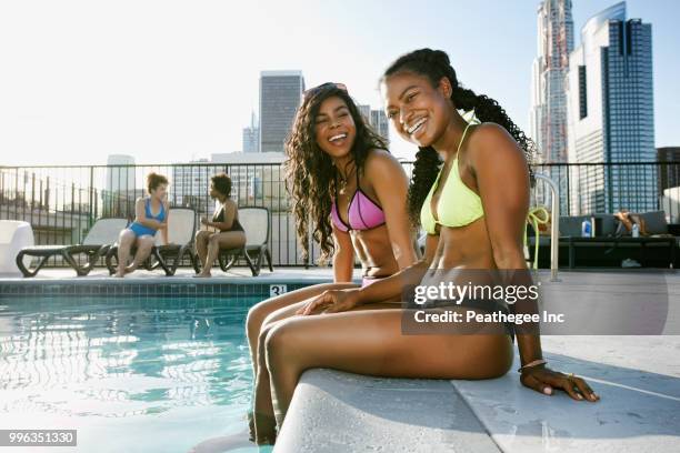 women on rooftop - rooftop pool stock-fotos und bilder