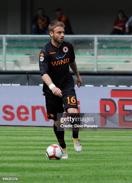 Daniele De Rossi of Roma in action during the Serie A match between AC Chievo Verona and AS Roma at Stadio Marc'Antonio Bentegodi on May 16, 2010 in...