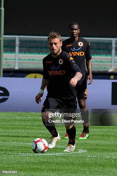 Daniele De Rossi of Roma in action during the Serie A match between AC Chievo Verona and AS Roma at Stadio Marc'Antonio Bentegodi on May 16, 2010 in...