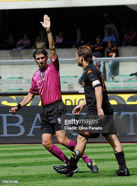 Francesco Totti of Roma and Paolo Tagliavento referee during the Serie A match between AC Chievo Verona and AS Roma at Stadio Marc'Antonio Bentegodi...