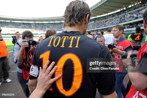 Francesco Totti of Roma walk off the pitch at the end of game Serie A match between AC Chievo Verona and AS Roma at Stadio Marc'Antonio Bentegodi on...