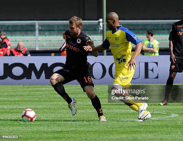 Daniele De Rossi of Roma competes with Marcos De Paula of Chievo during the Serie A match between AC Chievo Verona and AS Roma at Stadio Marc'Antonio...