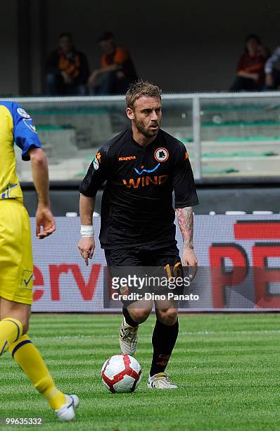 Daniele De Rossi of Roma in action during the Serie A match between AC Chievo Verona and AS Roma at Stadio Marc'Antonio Bentegodi on May 16, 2010 in...