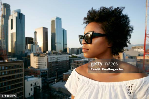 women on rooftop - rooftop pool imagens e fotografias de stock