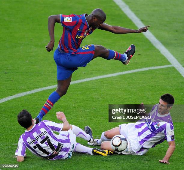 Barcelona's midfielder Yaya Toure from Ivory Coast fights for the ball with Valladolid's defenders Luis Prieto and Barragan during a Spanish League...