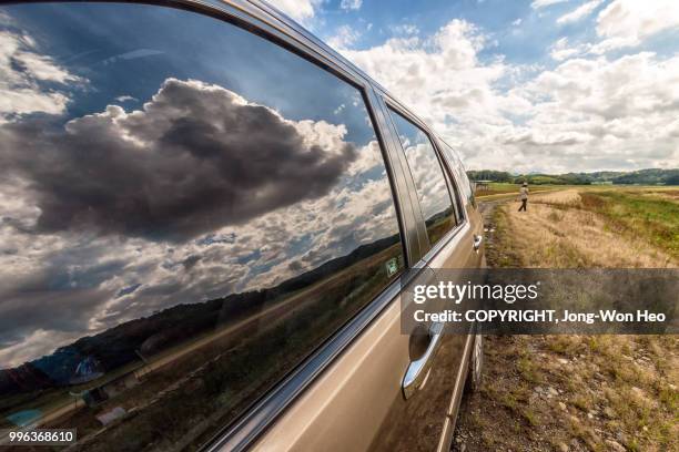 clouds on the car window - jong won heo stock-fotos und bilder