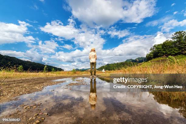 standing in the middle of the land and the sky - jong won heo stock pictures, royalty-free photos & images