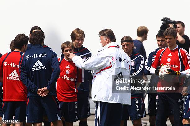 Louis van Gaal , head coach of Bayern Muenchen, talks to his players prior to the Bayern Muenchen training session at Bayern's training ground...