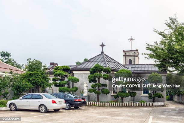 a small catholic church - jong won heo stock pictures, royalty-free photos & images