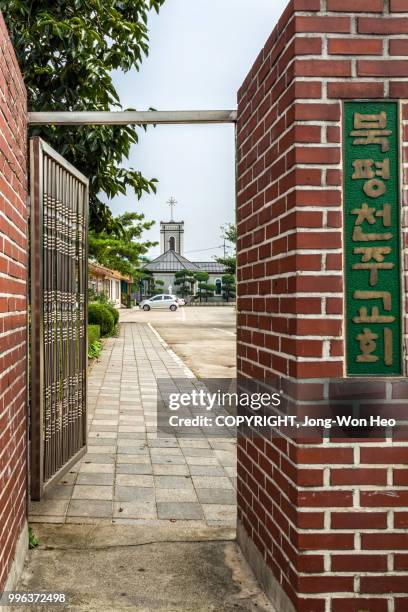 entrance to the small catholic church - jong won heo stock pictures, royalty-free photos & images