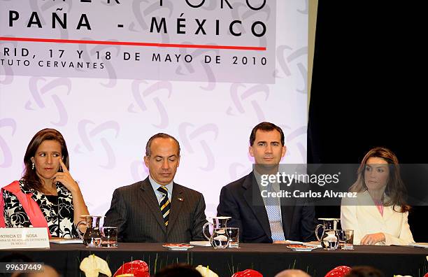 Margarita Zavala, her husband and President of Mexico Felipe Calderon, Prince Felipe of Spain and Princess Letizia of Spain attend "I Foro Espana...