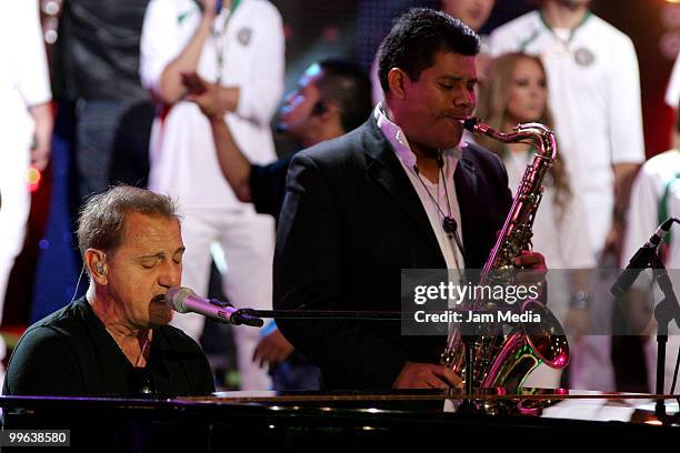 Singer Franco de Vita performs during the 8th concert of the reality show 'Second Chance', of TV Azteca, at Churubusco Studies on May 16, 2010 in...