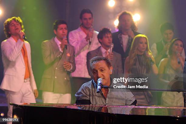 Singer Franco de Vita performs during the 8th concert of the reality show Second Chance, of TV Azteca, at Churubusco Studies on Mayn 16, 2010 in...