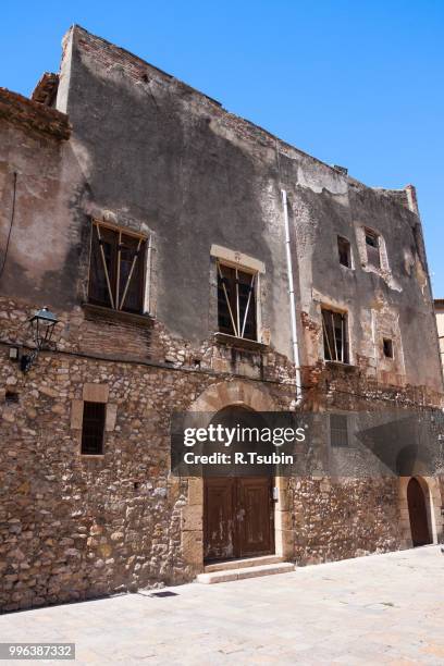 very old house in tarragona town of spain - provincia de tarragona fotografías e imágenes de stock