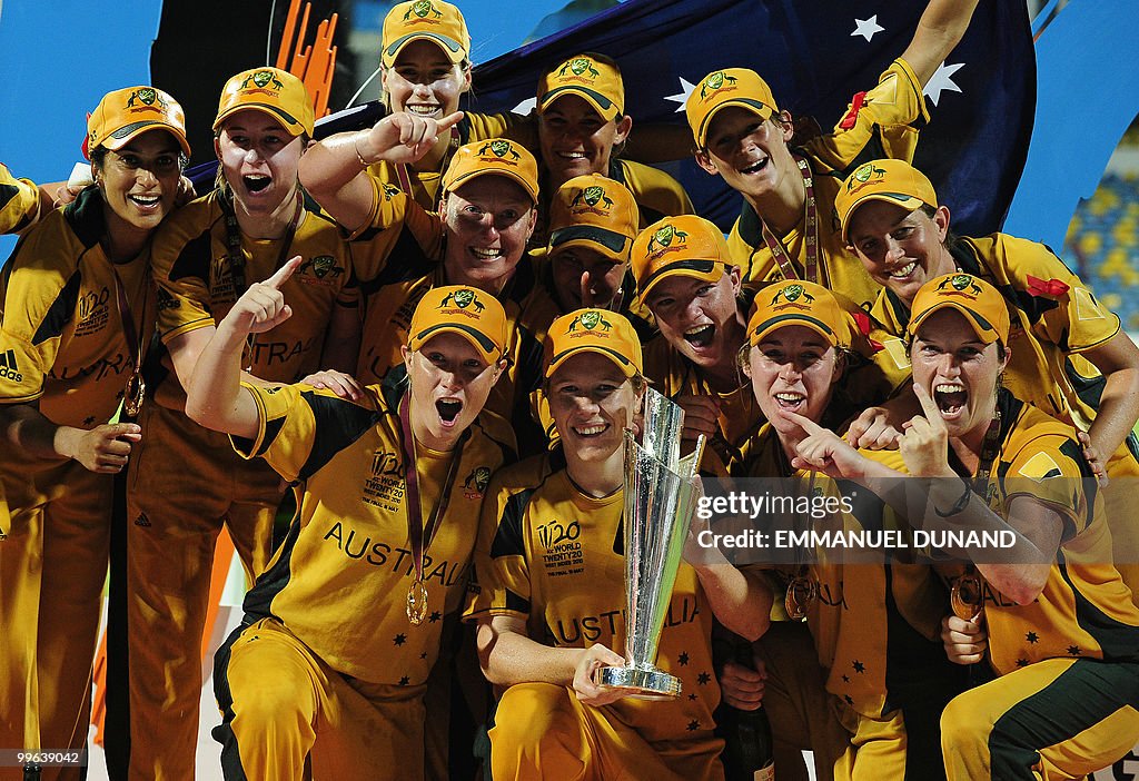 Australian captain Alex Blackwell (C) an
