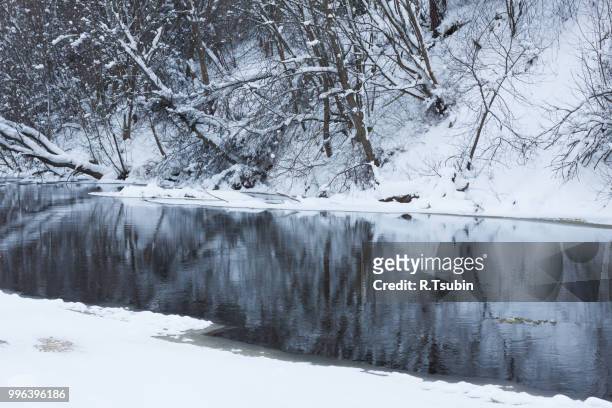 winter river under white snow with ice - snow white - fotografias e filmes do acervo