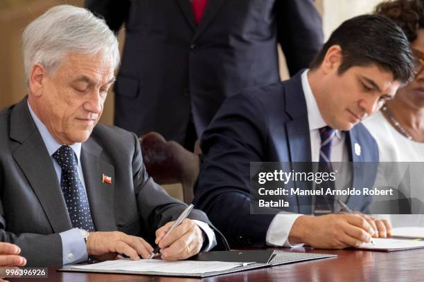 President of Costa Rica Carlos Alvarado and President of Chile Sebastian Pinera sign documents during an Official Visit to Costa Rica at Presidential...