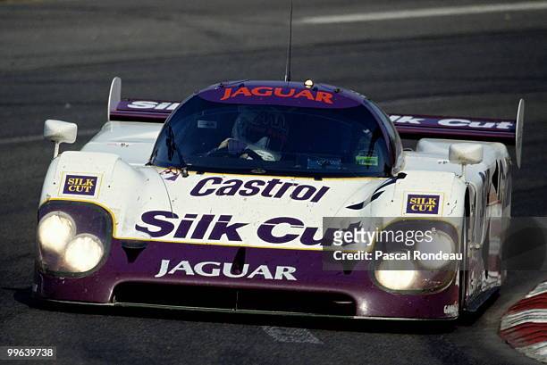 Andy Wallace drives the Silk Cut Jaguar XJR-12 LM during the FIA World Sportscar Championship 24 Hours of Le Mans race on 16 June 1990 at the Circuit...