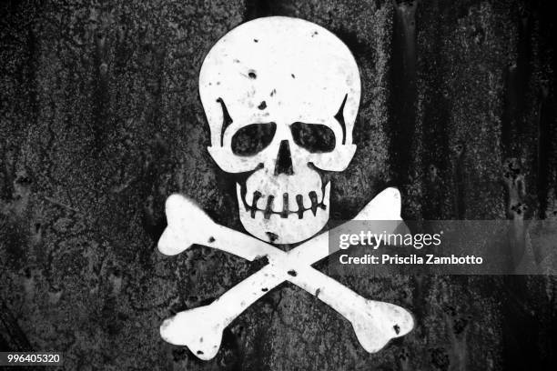 skull and crossbones - pirate flag - fotografias e filmes do acervo