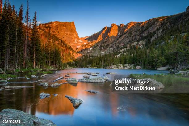 droom lake bij zonsopgang - estes park stockfoto's en -beelden