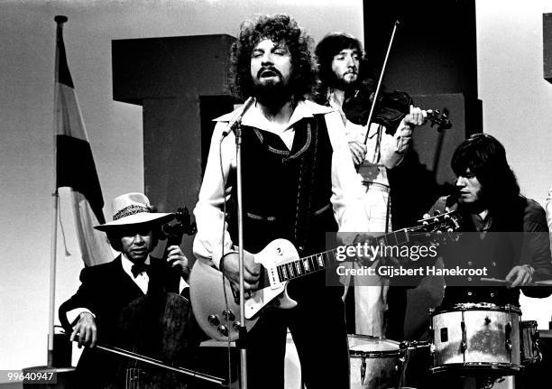 Electric Light Orchestra perform live on stage at Hilversum, Netherlands in 1974 L-R Mike Edwards, Jeff Lynne, Mik Kaminski, Bev Bevan